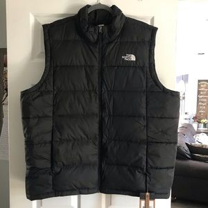 NEVER WORN NORTH FACE VEST
